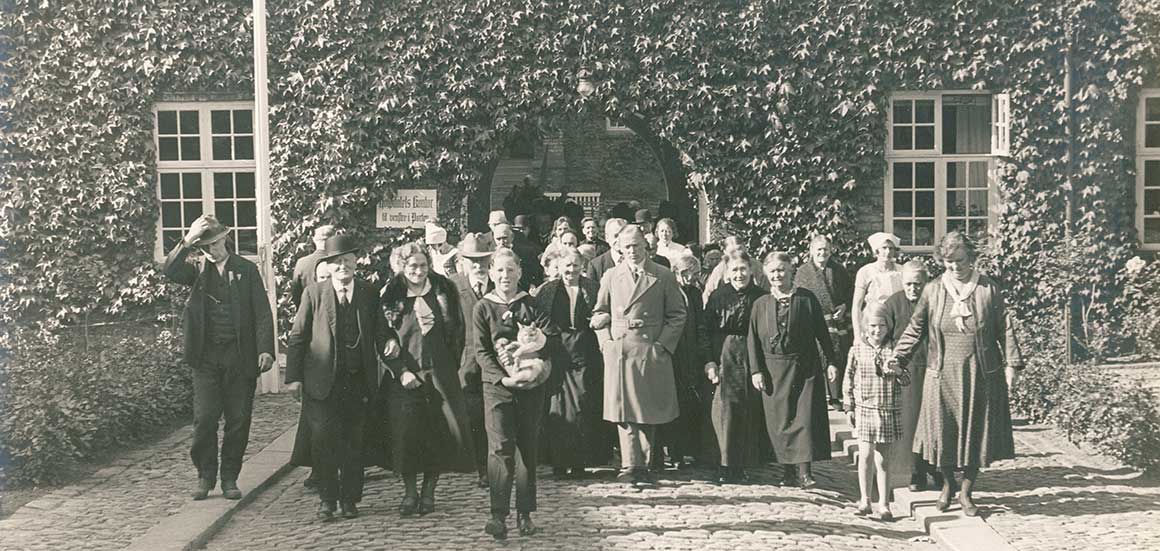 Jens Nicolaisen i forgrunden sammen med klosterbeboere og ansatte i anledning af kong Christians 10. fødselsdag i 1931.