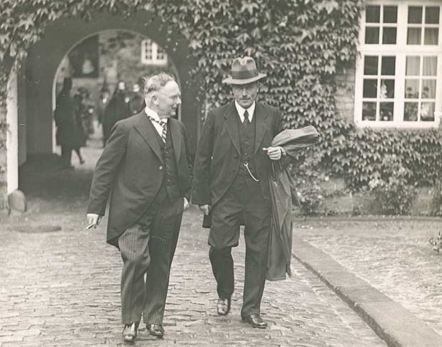 Forstander K. K. Nicolaisen og borgmester Jørgensen ved Aalborg Klosters 500-års jubilæum i 1931.