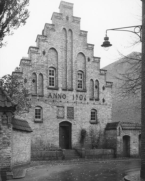 Klosterets gavl mod Adelgade med årstallet 1906 før det blev ændret til 1506. Foto i Aalborg Klosters arkiv.