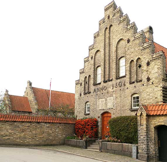 Skolefløjen i Aalborg Kloster med årstallet 1506 på gavlen mod Adelgade.