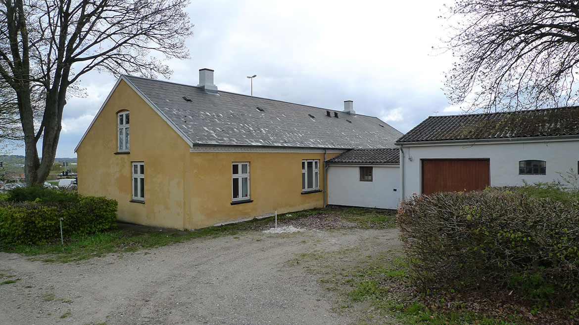 Beboelseshuset med garage ved Mariendals Mølle. Foto: Jan Slot-Carlsen, Nordjyllands Historiske Museum, maj 2010.