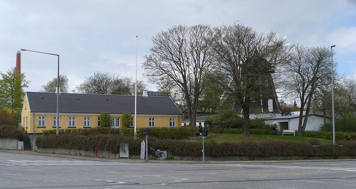 Beboelseshuset dannede en smuk helhed med Mariendals Mølle. Foto: Jan Slot-Carlsen, Nordjyllands Historiske Museum, maj 2010.