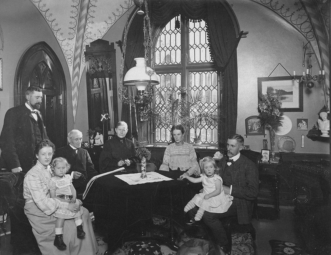 Familien Hasselbalch i dagligstuen. Foto i Aalborg Klosters arkiv.