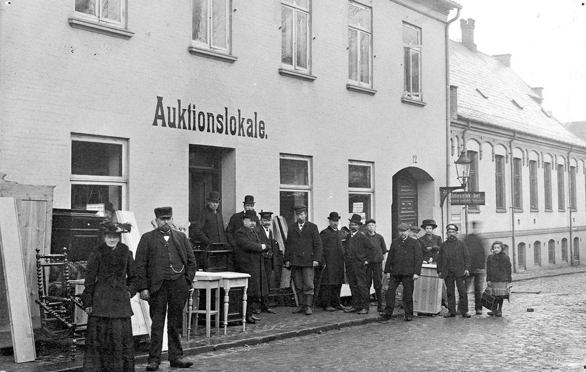 Aage Fabers Auktioner i Adelgade 12, ca. 1910. Foto: Aalborg Stadsarkiv.