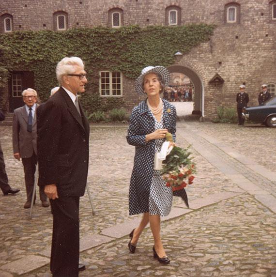 Dronning Ingrid besøgte Aalborg Kloster den 8. juni 1972. Her ses dronningen sammen med klosterforstander Willy Scheving.