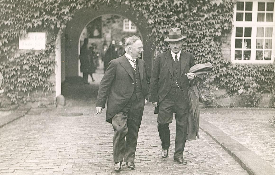Hospitalsforstander Karl Kristian Nicolaisen t.v. og borgmester Marinus Jørgensen ved Aalborg Hospitals 500-års jubilæum 20. august 1931. Foto i Aalborg Klosters arkiv.