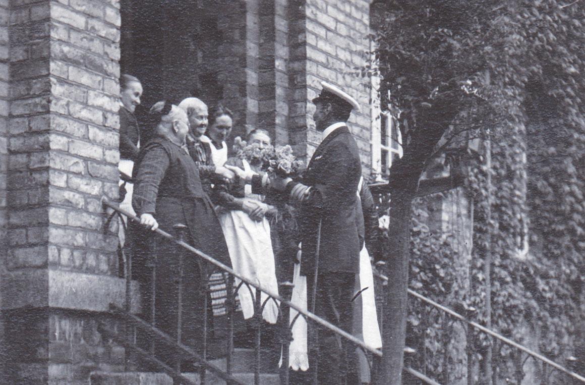 Kong Christian 10. besøger Aalborg Hospital i 1922, da hospitalsforstander Mathias Petersen netop var tiltrådt.