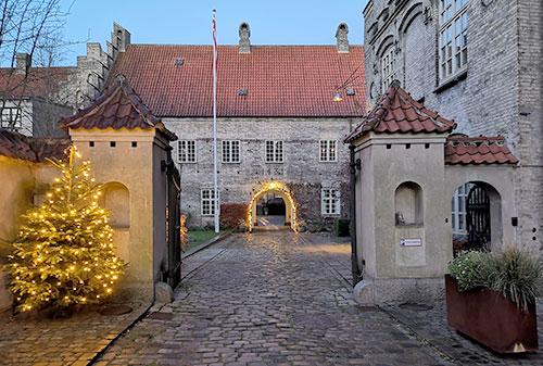 Indkørslen til Aalborg Kloster ved juletid
