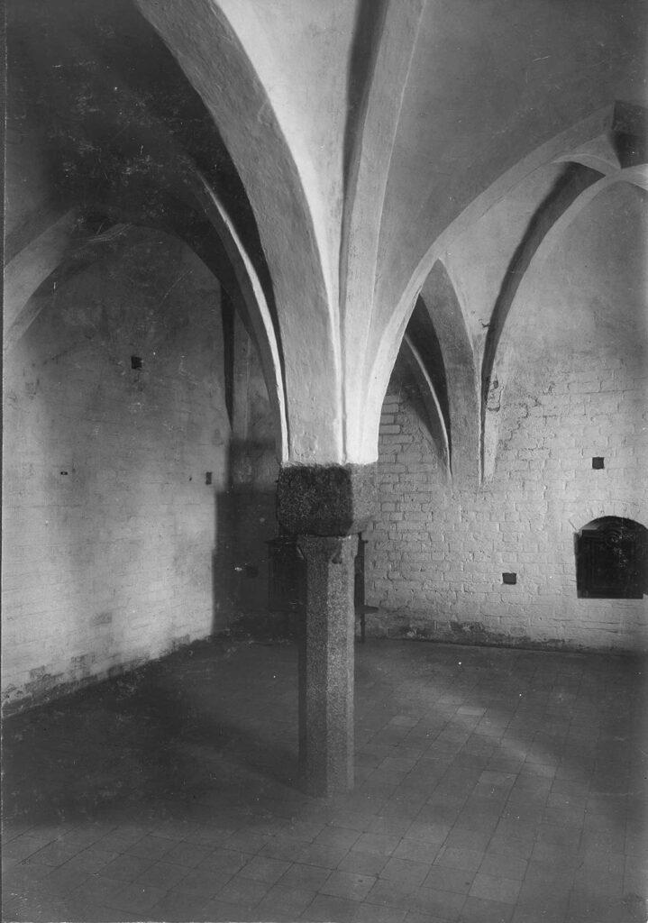 Sakristiet i Aalborg Kloster 1910. Foto: Kristian Hude. 