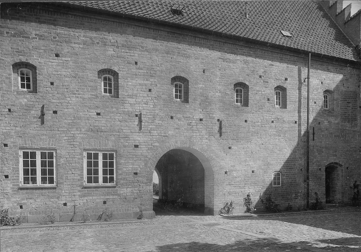 Portfløjen i Aalborg Kloster set fra klostergården. Foto Kristian Hude, 1910.
